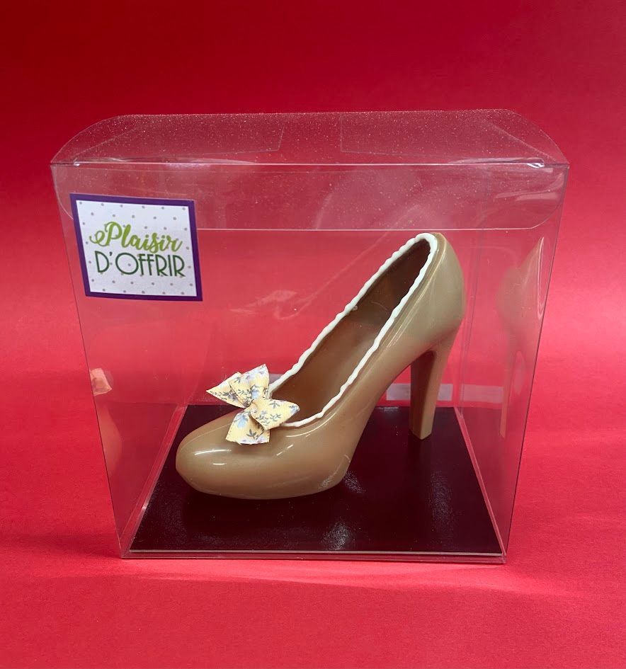 Vitrine de boulangerie : étagères de pains, viennoiseries et pains variés ; éclairage chaleureux, présentoirs en bois.