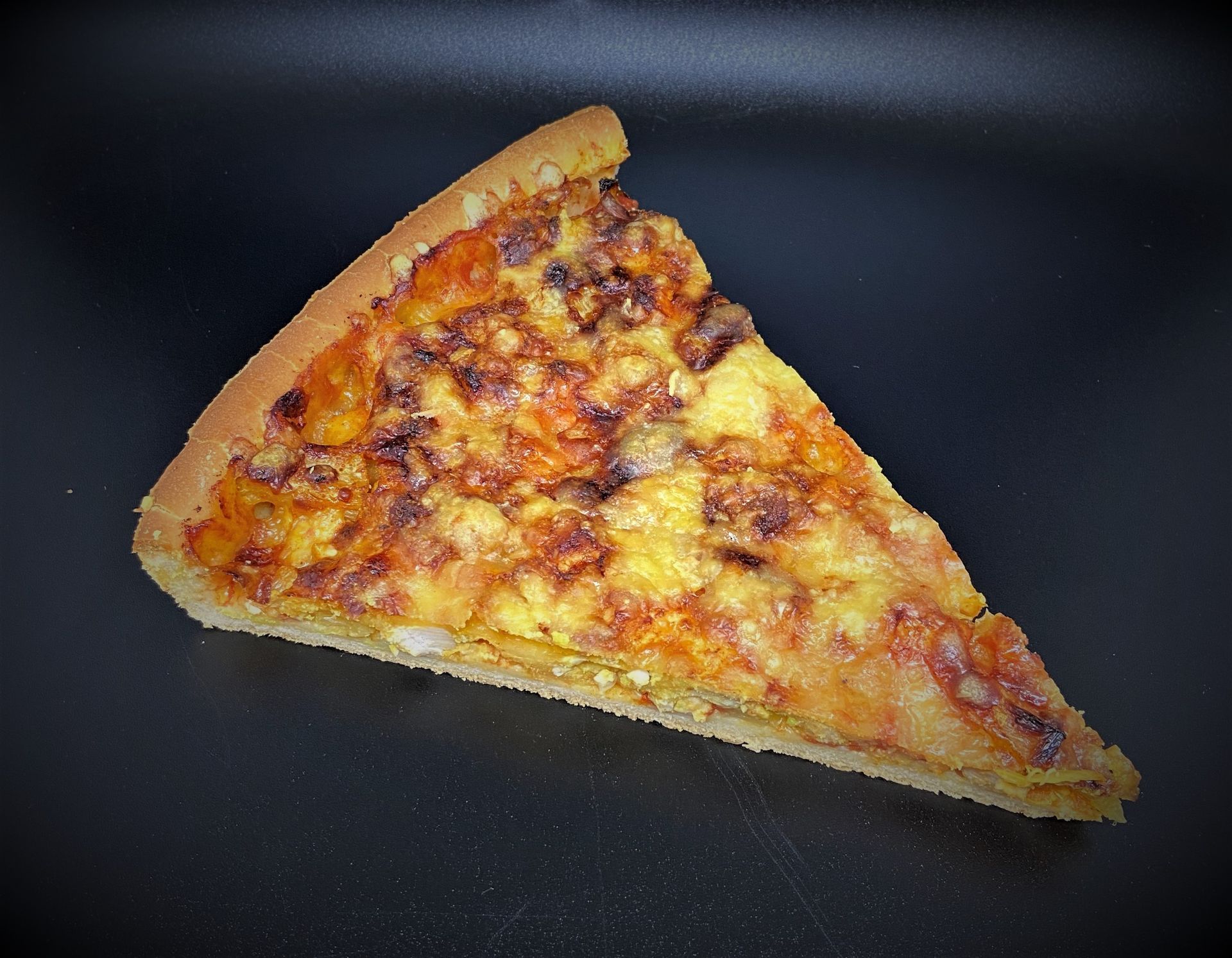 Tranche de quiche à la croûte dorée et à la garniture savoureuse.