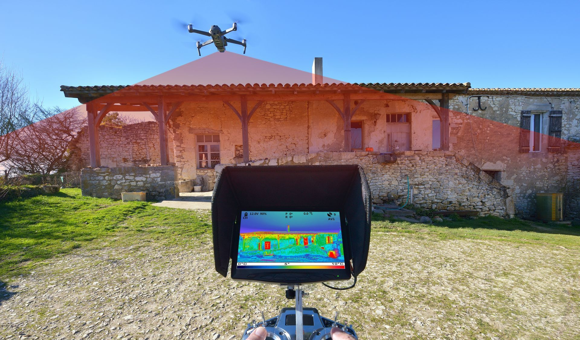 Un drone qui scanne une maison