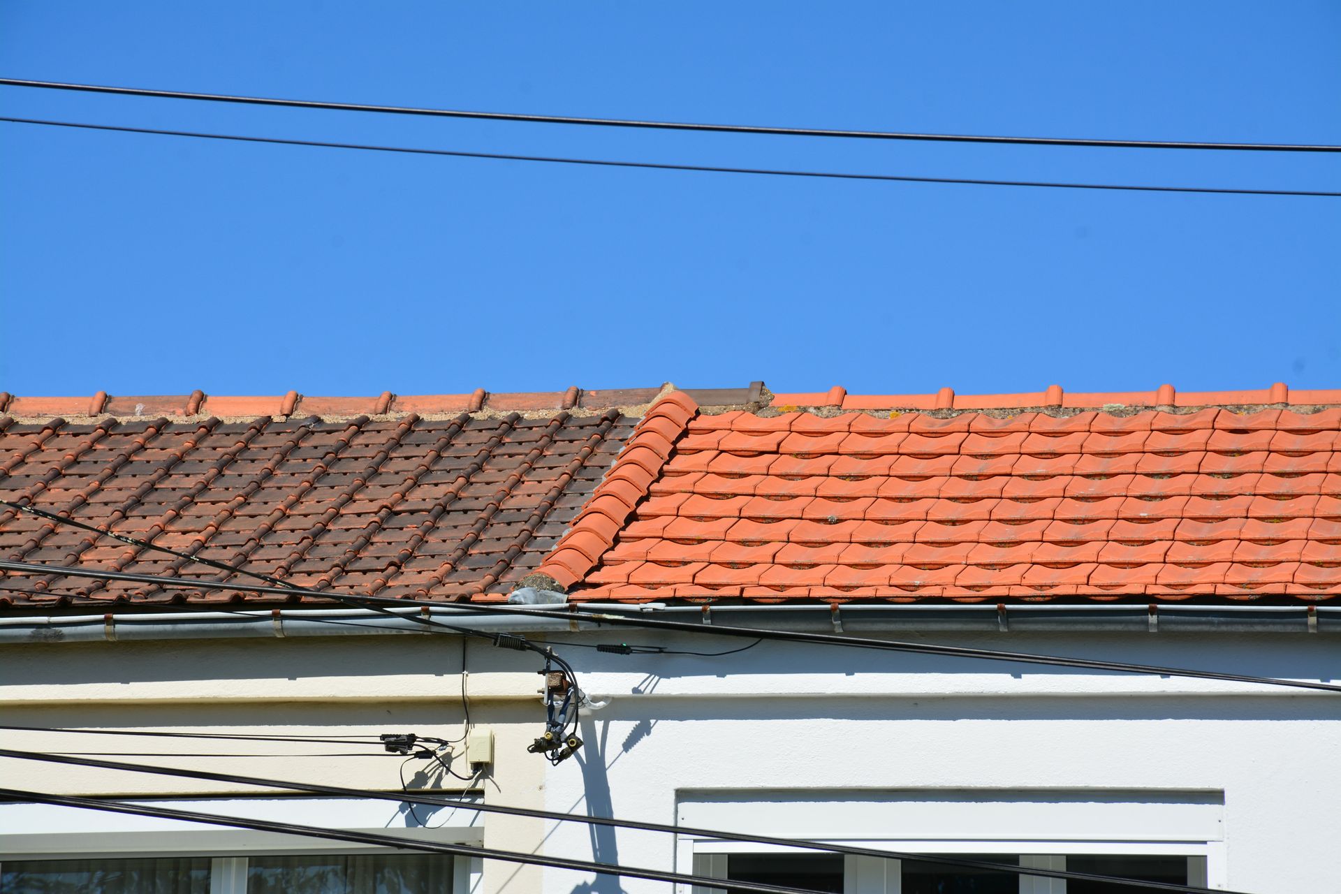 Une toiture en tuiles nettoyée à moitié