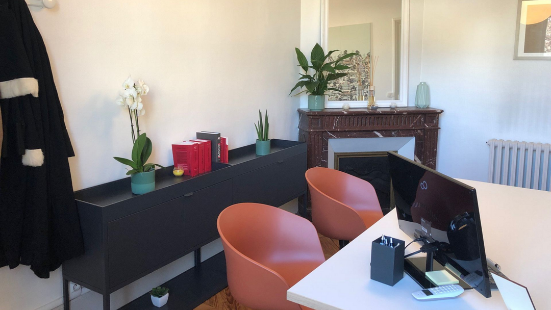 Bureau et chaises