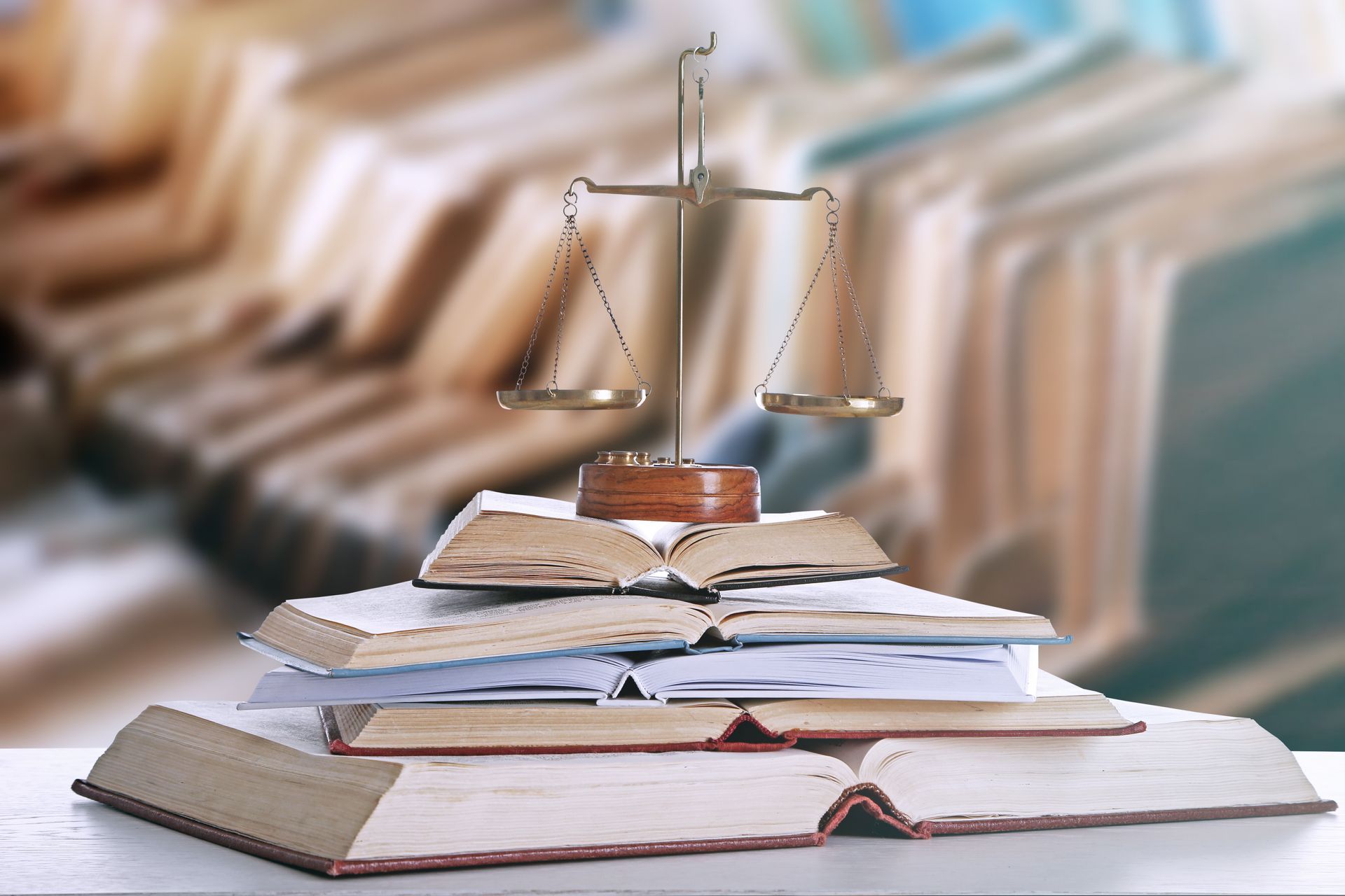 4 livres et une balance de la justice