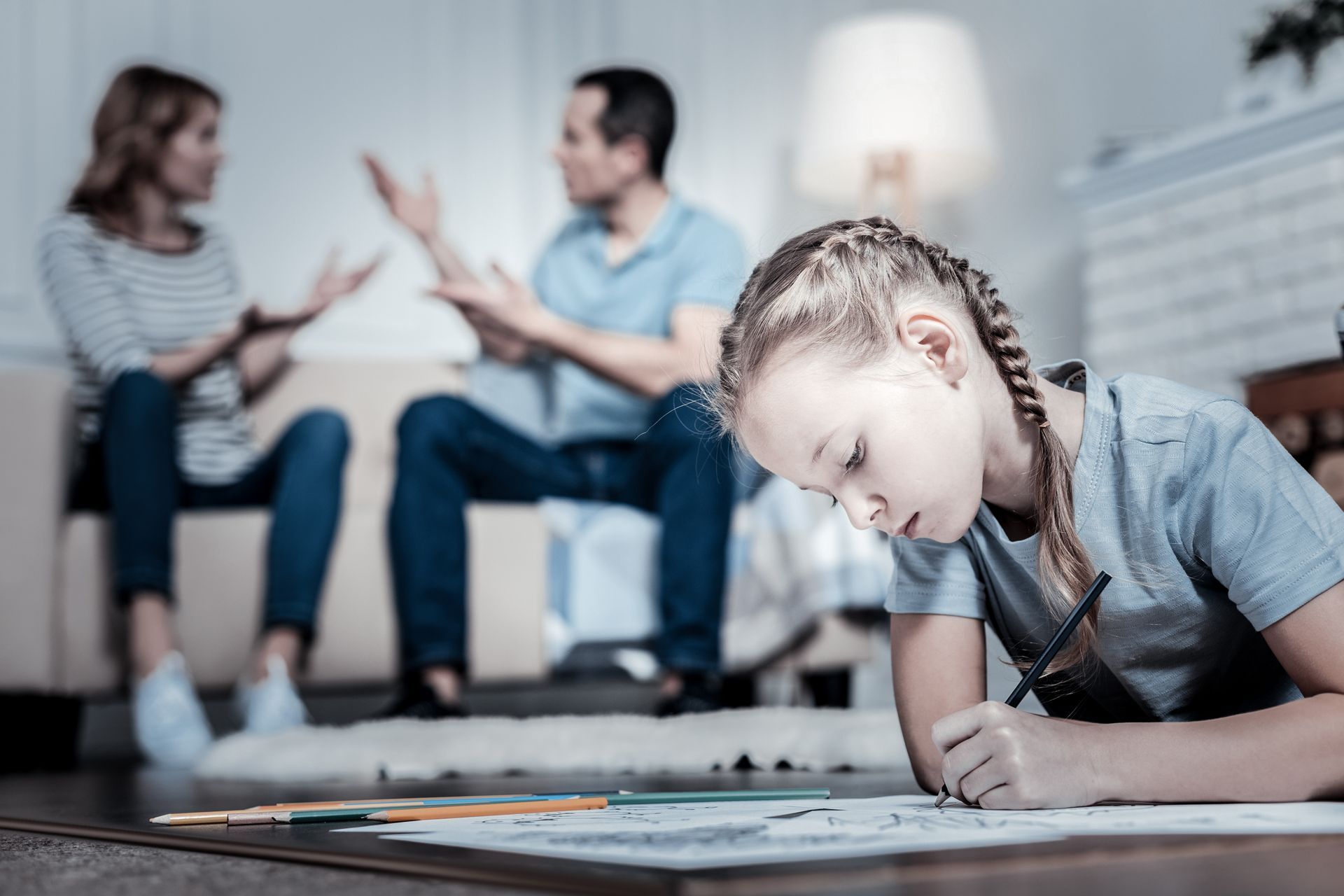 Une enfant avec ses parents derrière elle