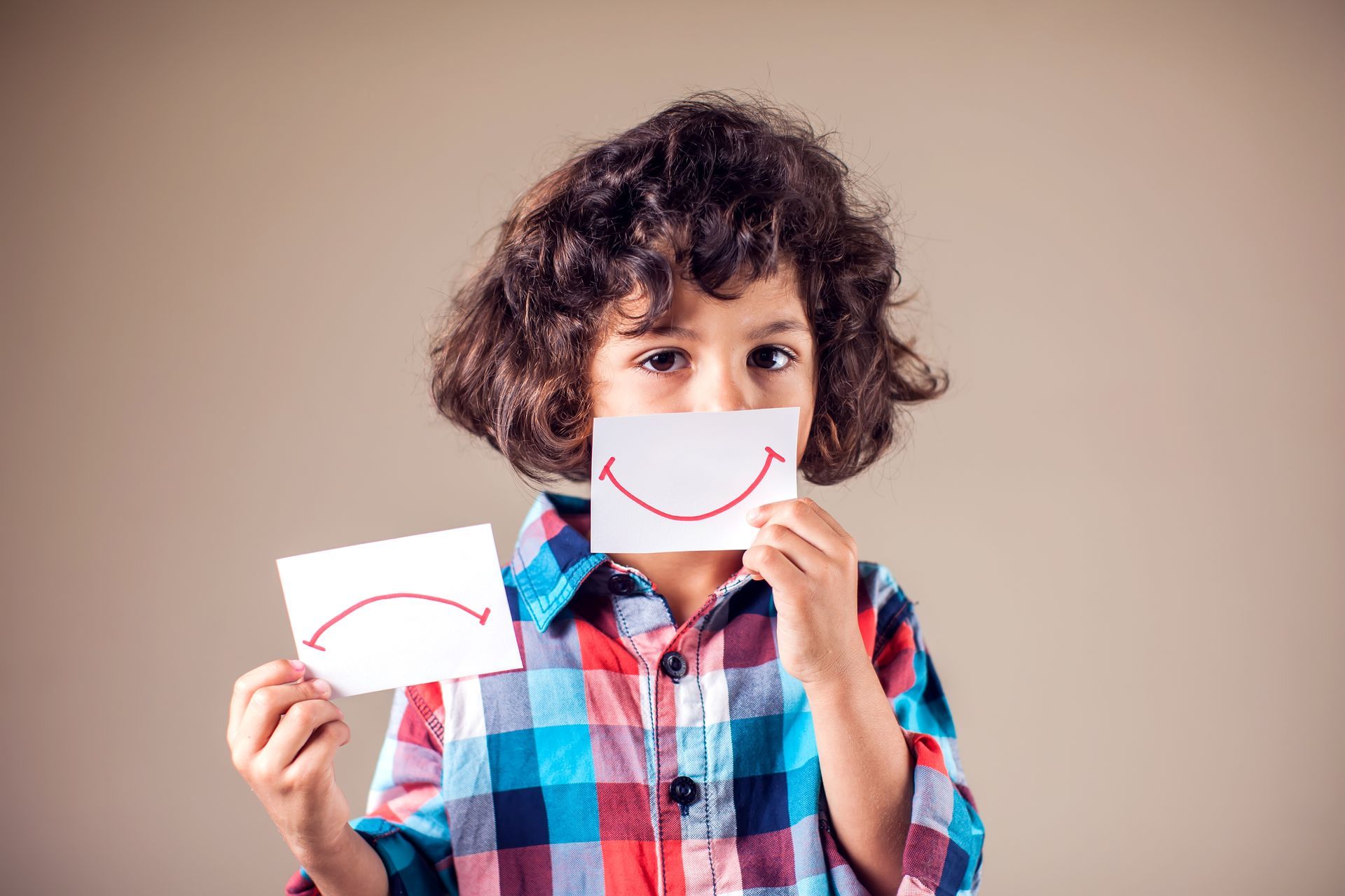 Un enfant avec 2 papiers