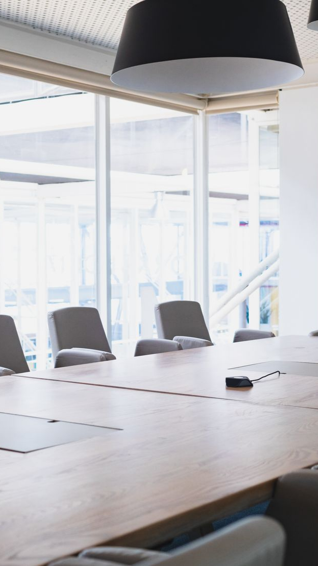 Une longue table dans un bureau d'entreprise
