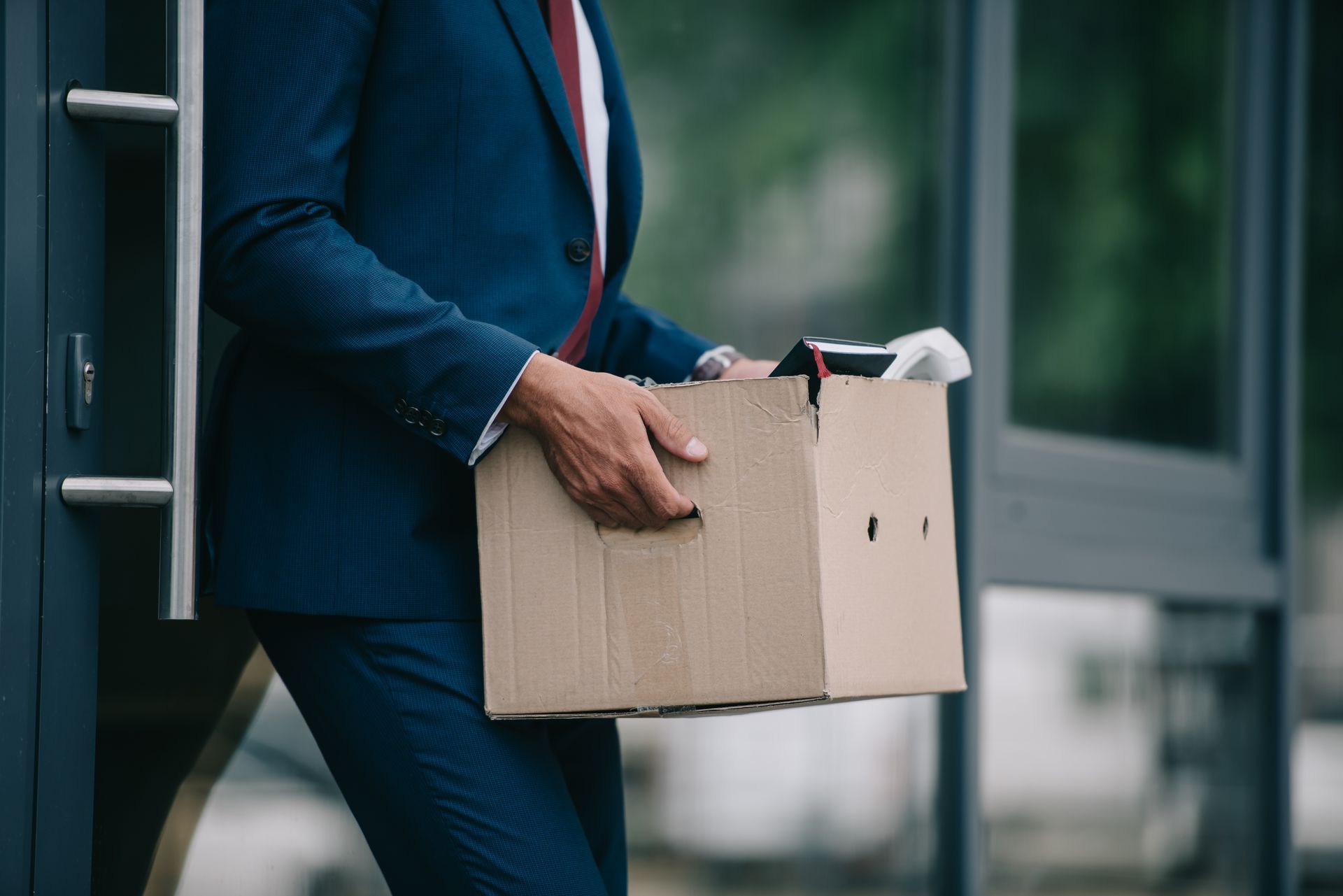 Une personne qui vient d'être licenciée avec son carton
