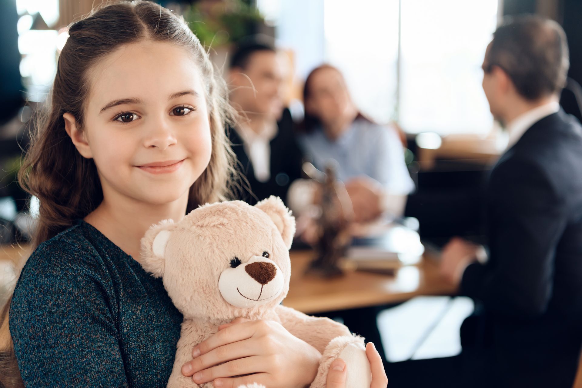 Une enfant avec un ours en peluche