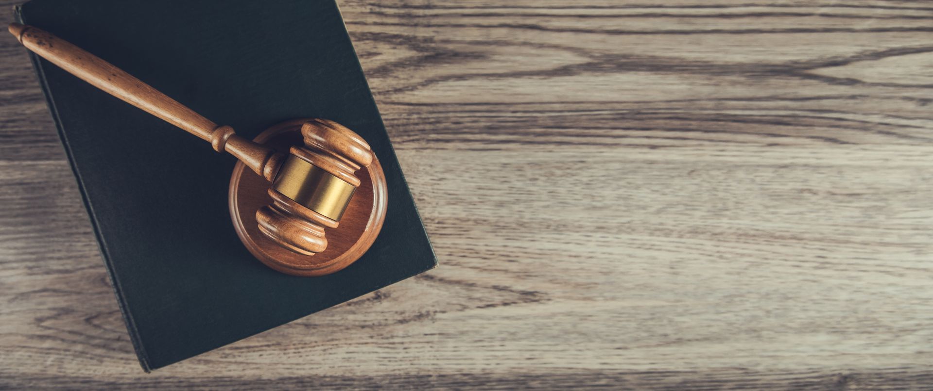 Un livre noir et un marteau doré