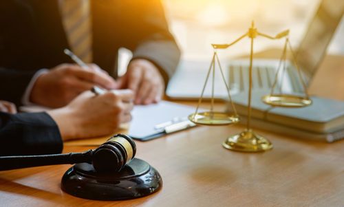 Un document signé par plusieurs personnes
