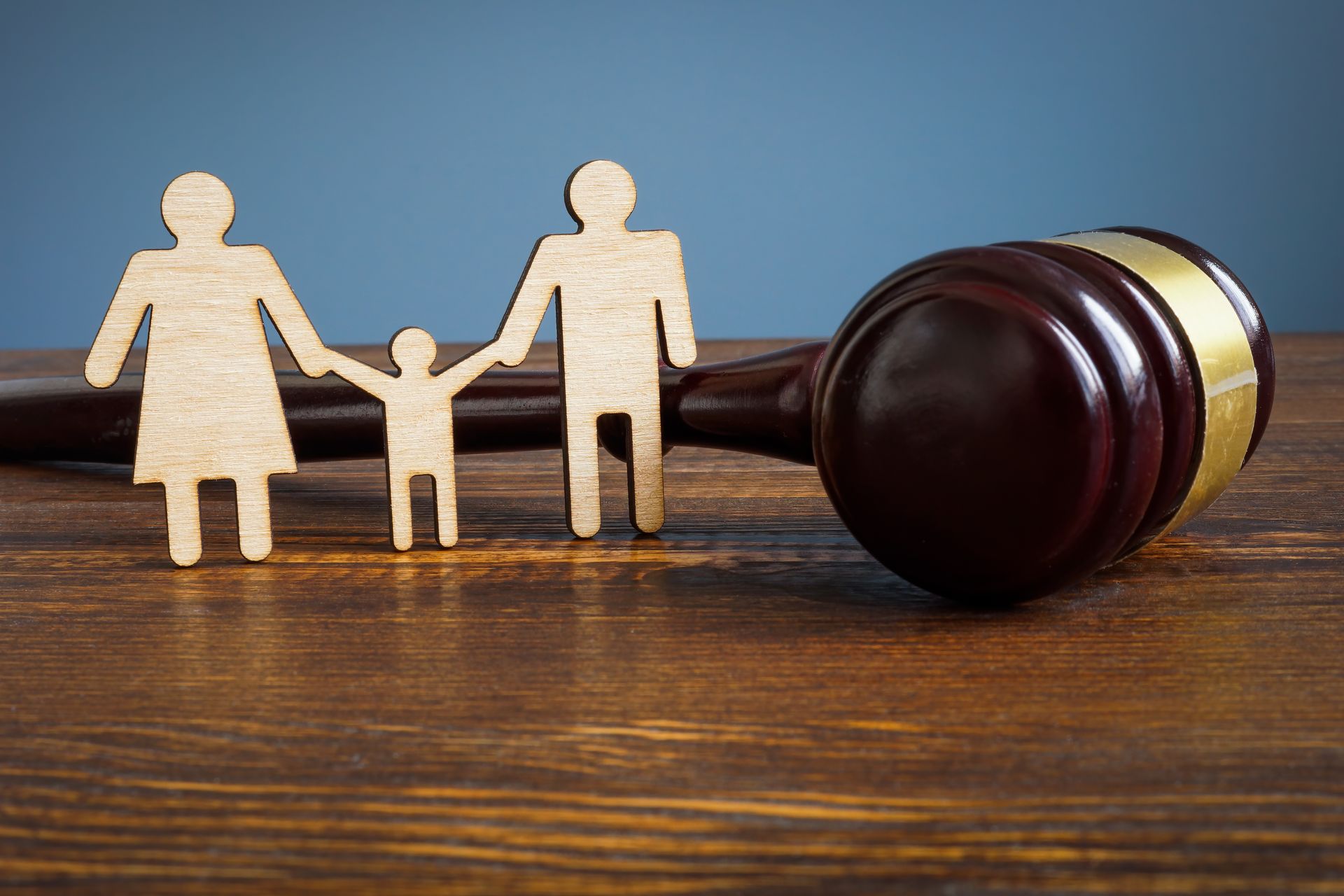 Une famille et un marteau