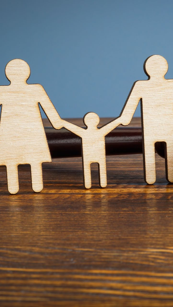 Une famille de bonhommes en bois