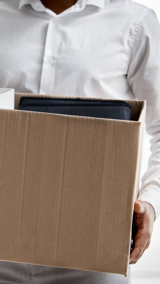 Une personne qui sort avec un carton