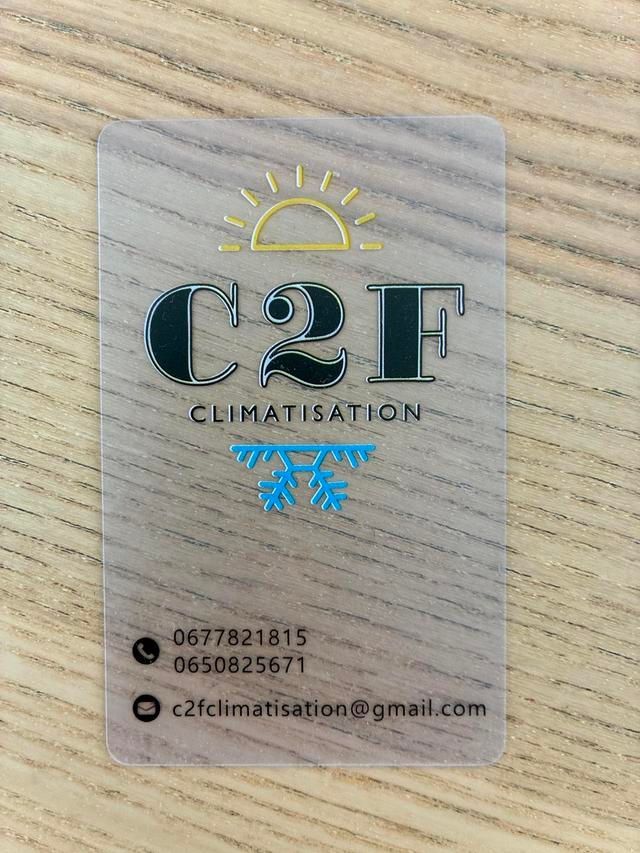 Une chambre lumineuse avec une fenêtre donnant sur une ville européenne, un canapé, un lit et un climatiseur mural.