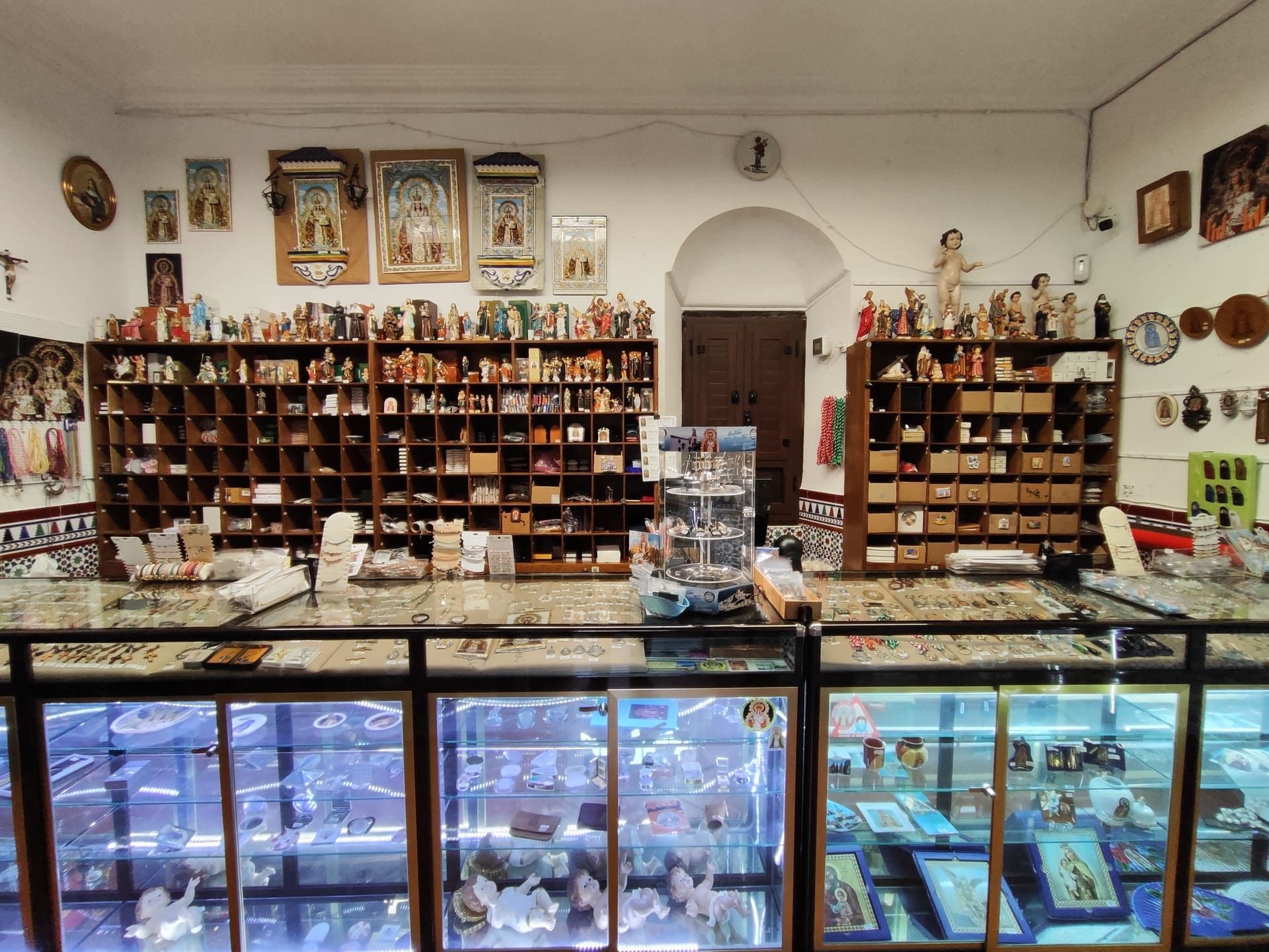 Una tienda llena de artículos religiosos y un mostrador.