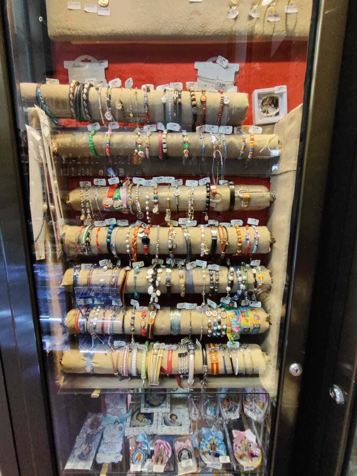 Una vitrina llena de muchas pulseras en una tienda.