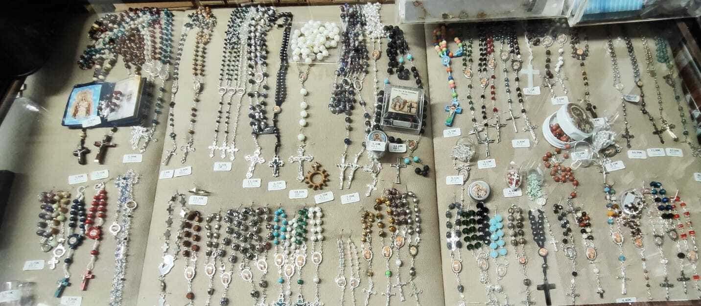 Una vitrina llena de collares y pulseras.