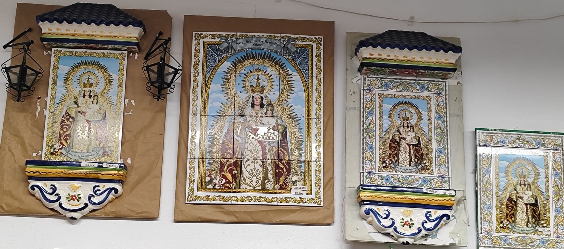 Tres cuadros de Jesús y María están colgados en una pared.