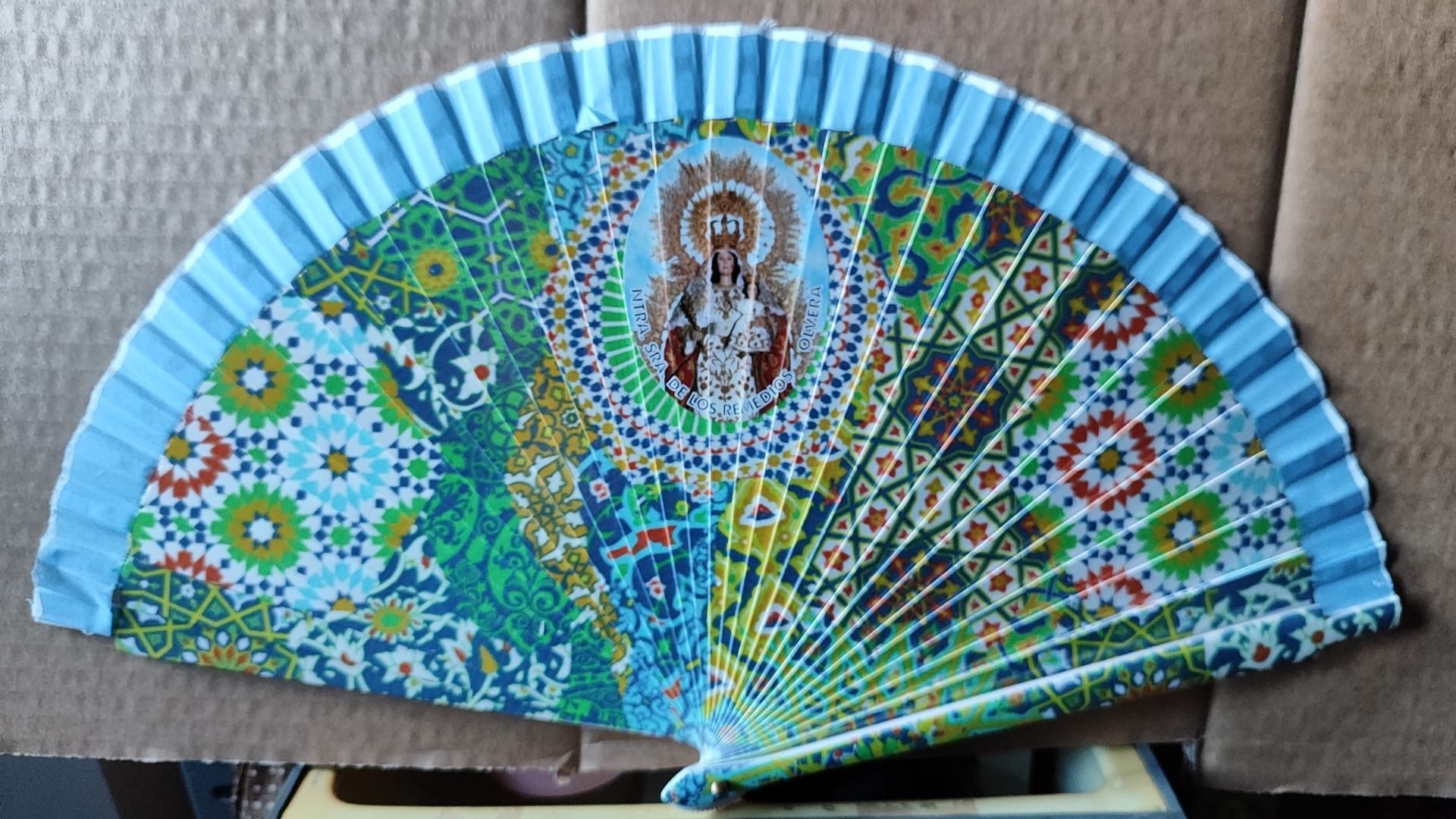 Un abanico con una imagen de Jesús.