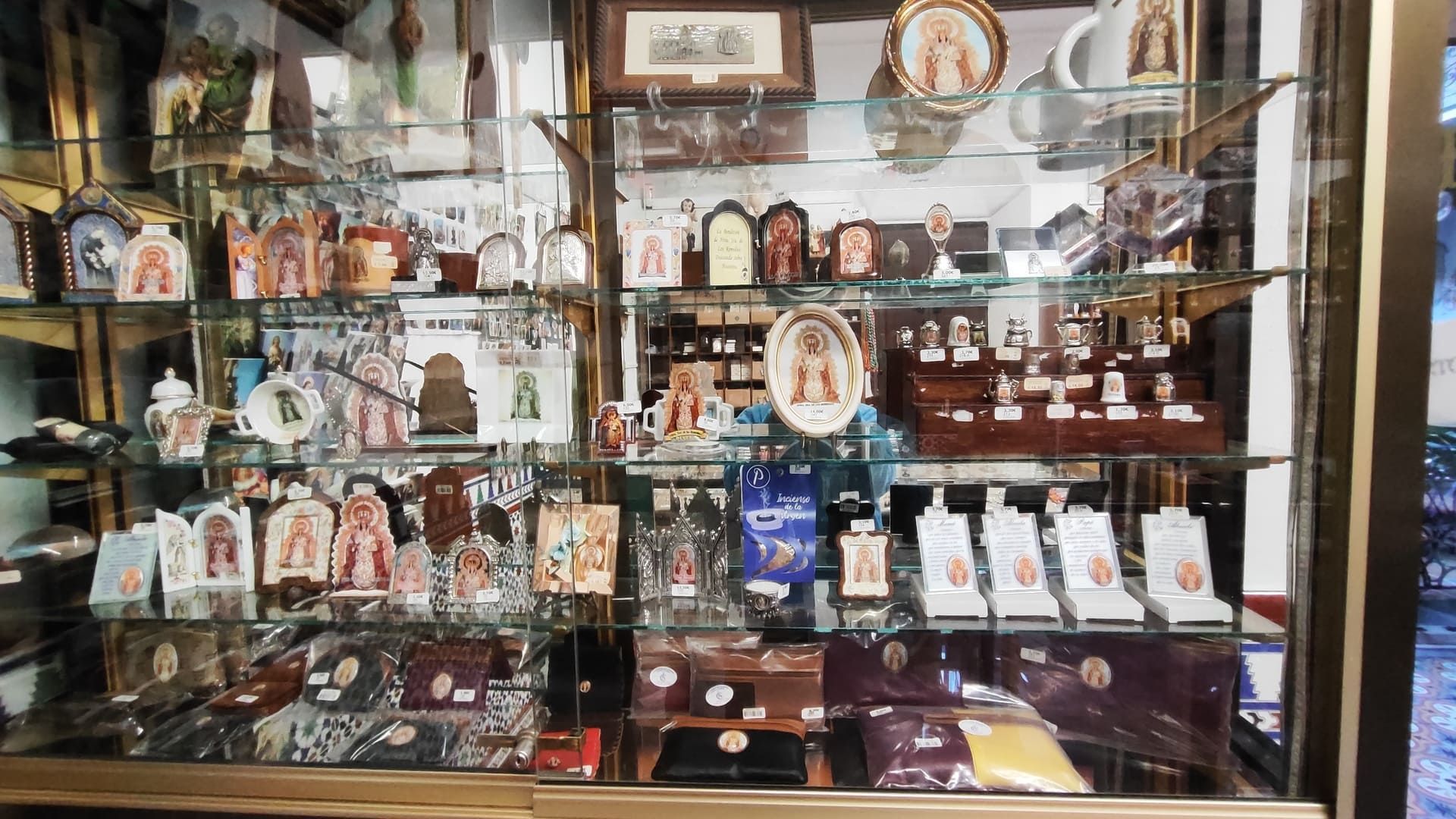 Una vitrina de cristal llena de una variedad de artículos.