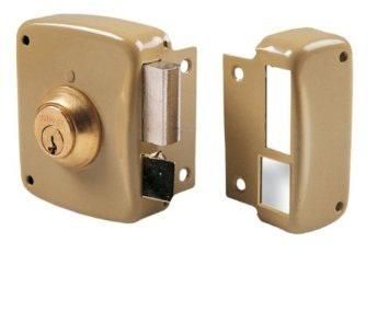 Juego de cerradura de puerta dorada con cerrojo y placa de cierre sobre fondo blanco.