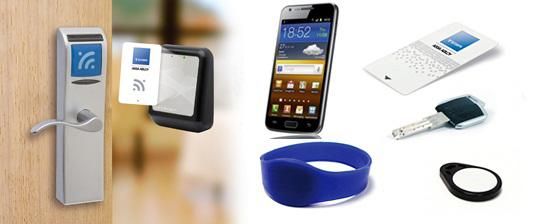 Accesorios variados para smartphone: base de pared, lector de tarjetas de crédito, correa azul para la muñeca, cargador y cables.