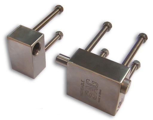 Dos abrazaderas de bloque de acero inoxidable con varillas roscadas sobre un fondo blanco.