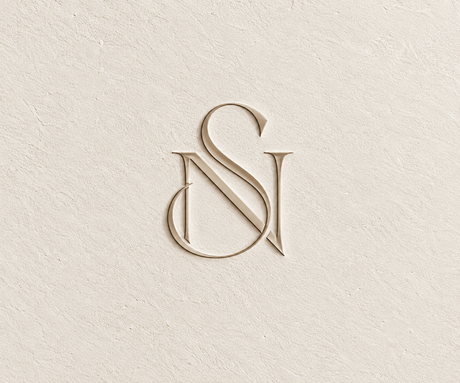 Logo monogramme doré avec un S et un N entrelacés sur un fond beige texturé