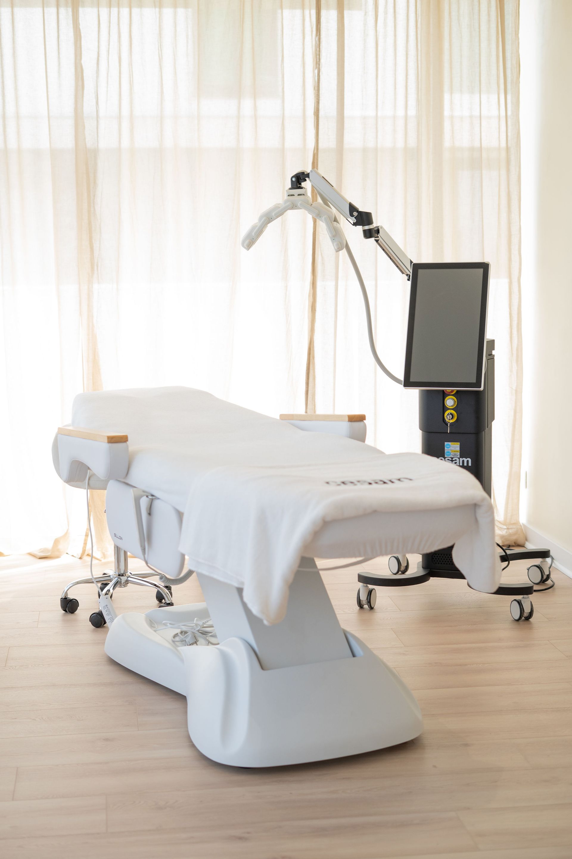 Table d’examen hospitalière moderne équipée d’un appareil d’imagerie, dans une salle clinique lumineuse