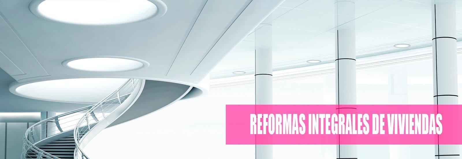 Interior blanco moderno con escalera curva y pancarta rosa que dice “REFORMAS INTEGRALES DE VIVIENDAS”