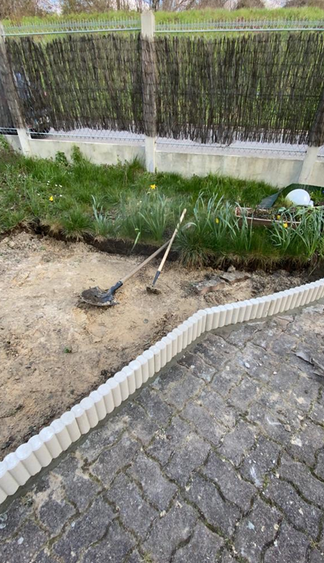 Pose de bordures dans un jardin
