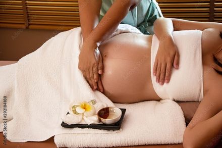 Schwangere Frau bei einer Massage