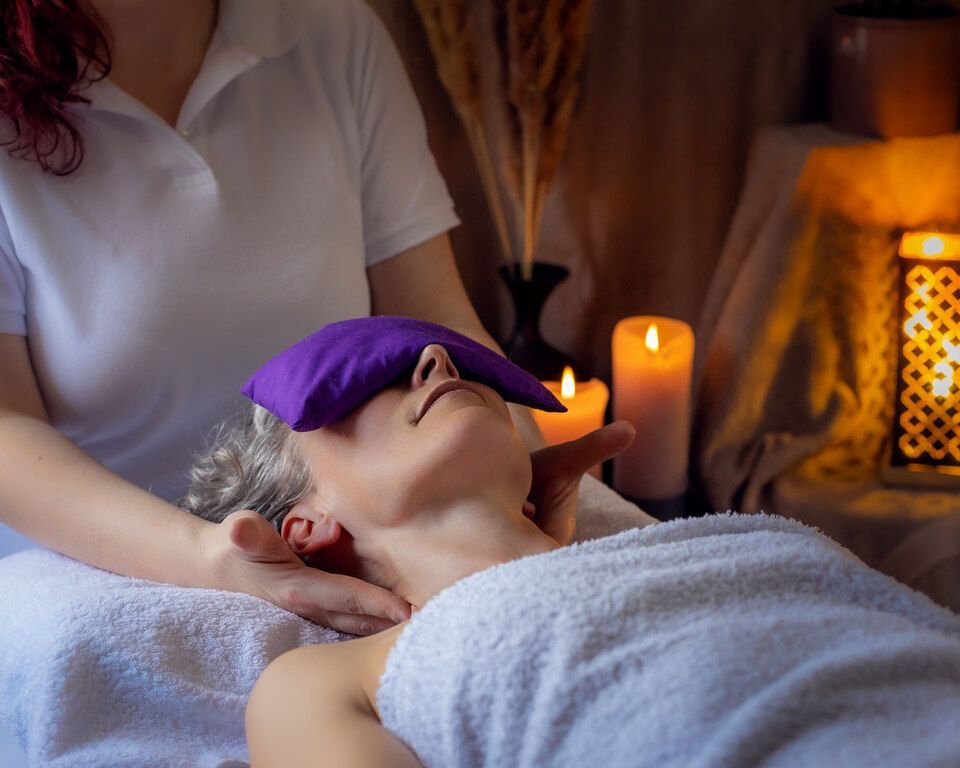 Frau bei einer Massage