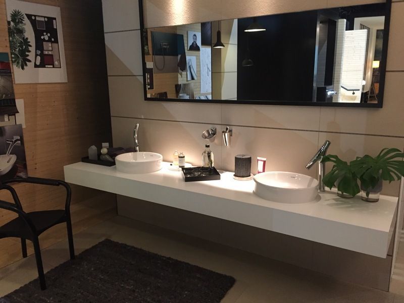 Meuble-lavabo moderne avec double vasque, grand miroir et chaises foncées sur un tapis