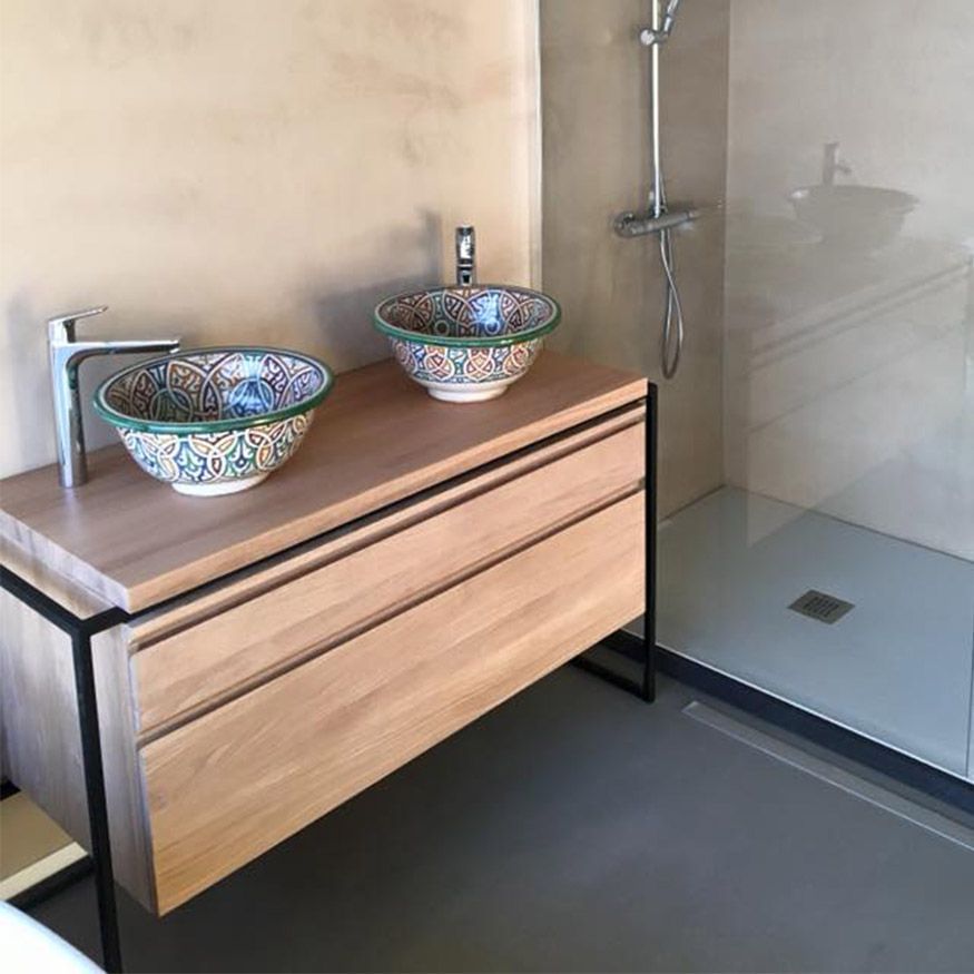 Salle de bains moderne avec meuble-lavabo en bois, deux vasques et une cabine de douche en verre.