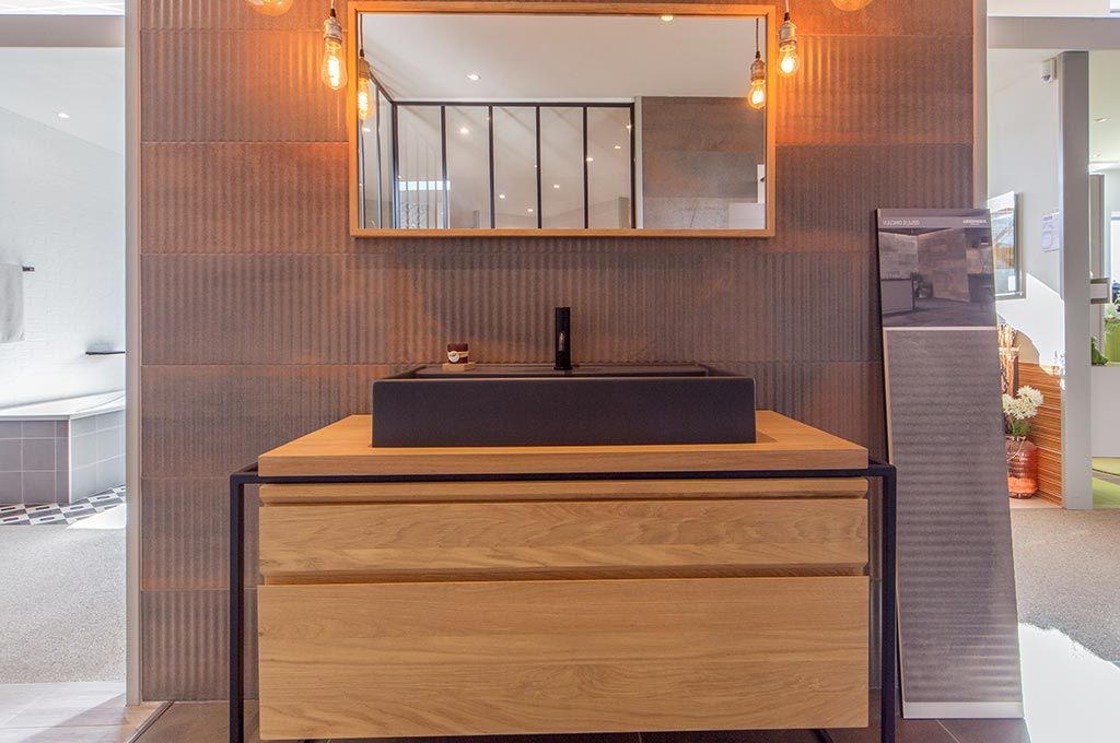 Meuble-lavabo moderne avec armoire en bois, lavabo noir et grand miroir encadré d'appliques murales