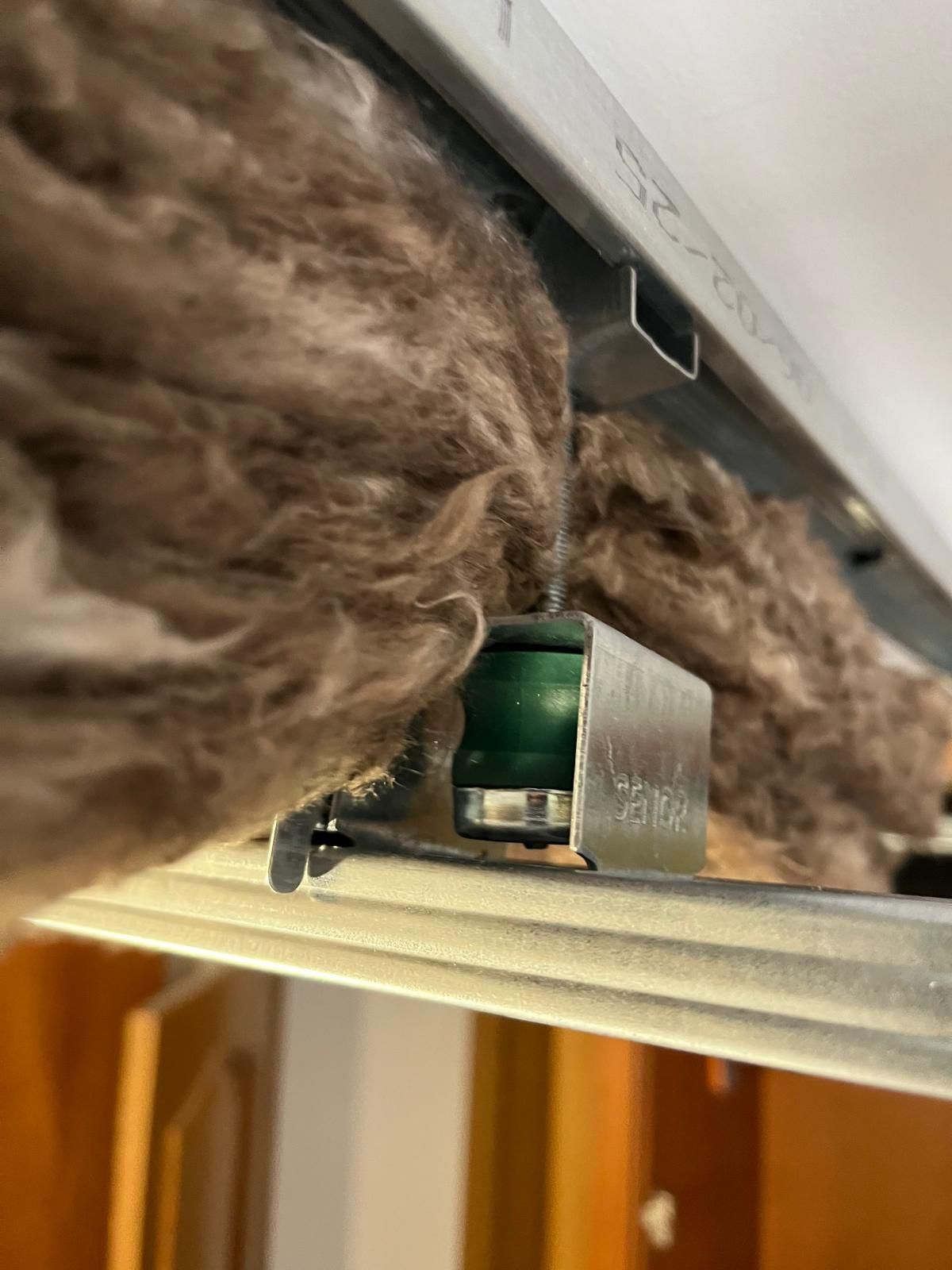 Dormitorio con combinación de colores gris, azul y blanco, con cama, sofá y lámpara.