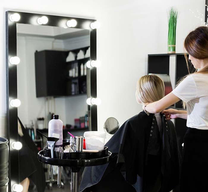 Chica en peluquería