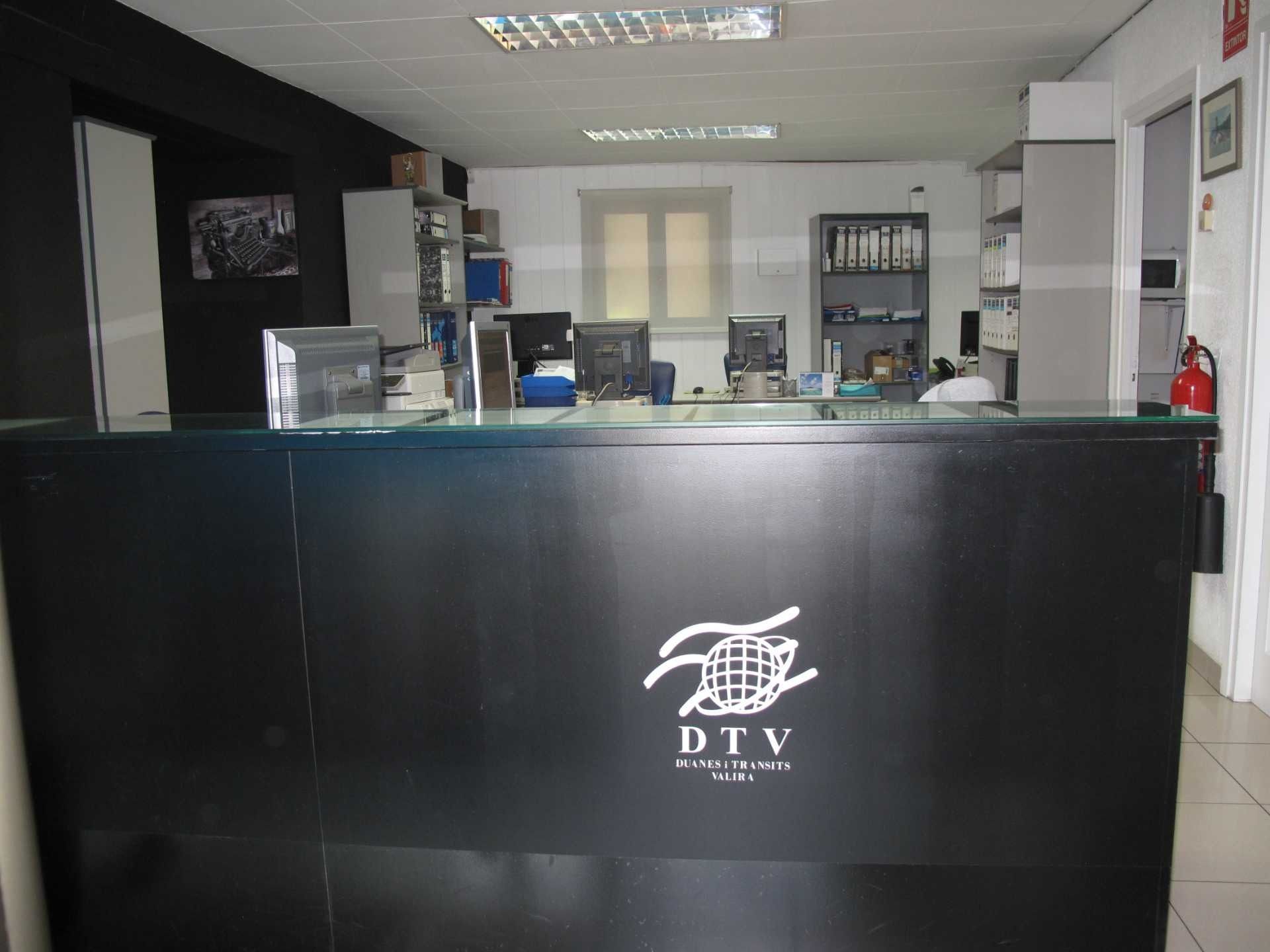 Un escritorio negro con DTV escrito en él