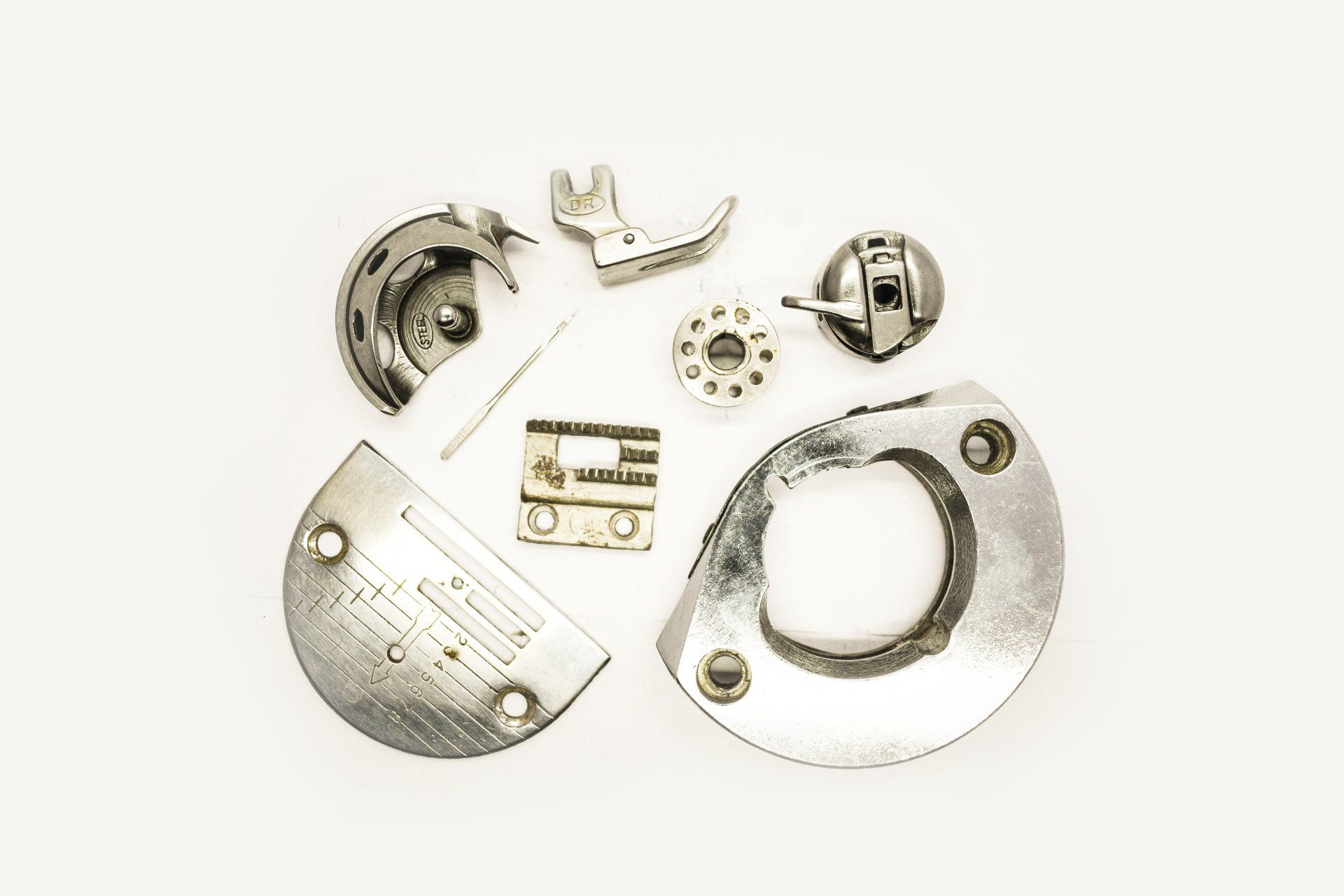 Des pièces détachées sur fond gris