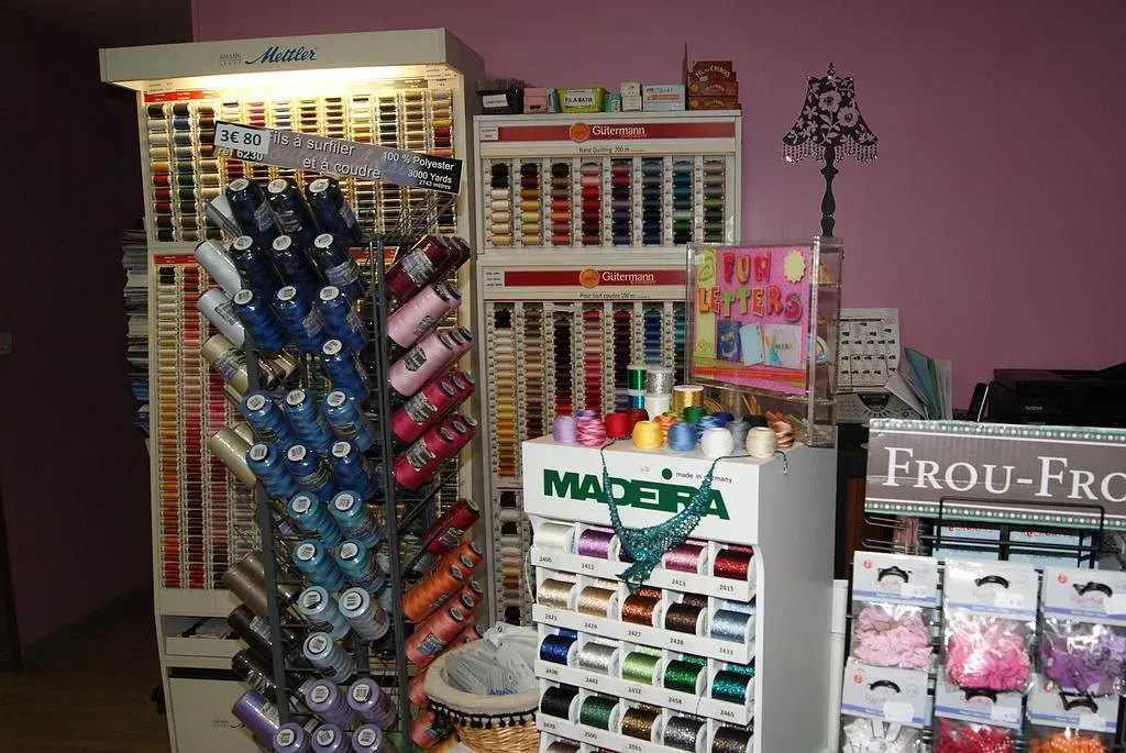 Divers bobines de couture