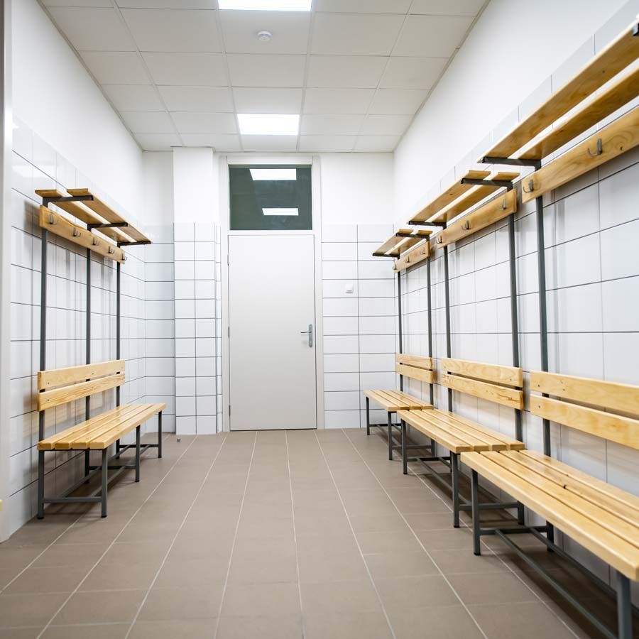 Vestiaires de sport propres et vides