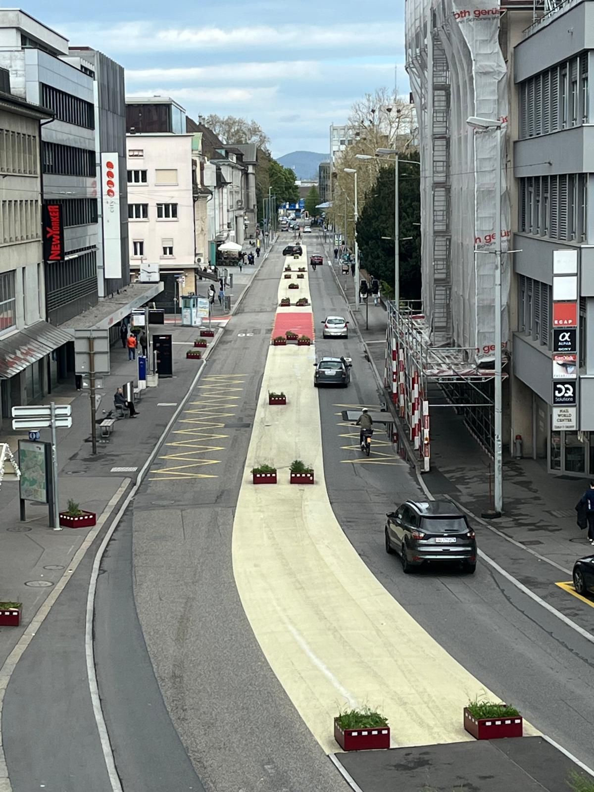 Herr Gerber lehnt auf einem Parkplatz an einem weissen Auto.