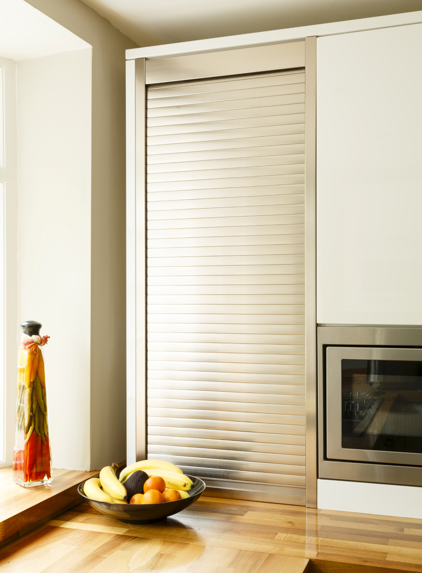 Un bol de fruits est posé sur un comptoir dans une cuisine