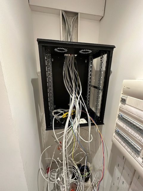 Un tas de fils pendent du plafond d'une pièce.