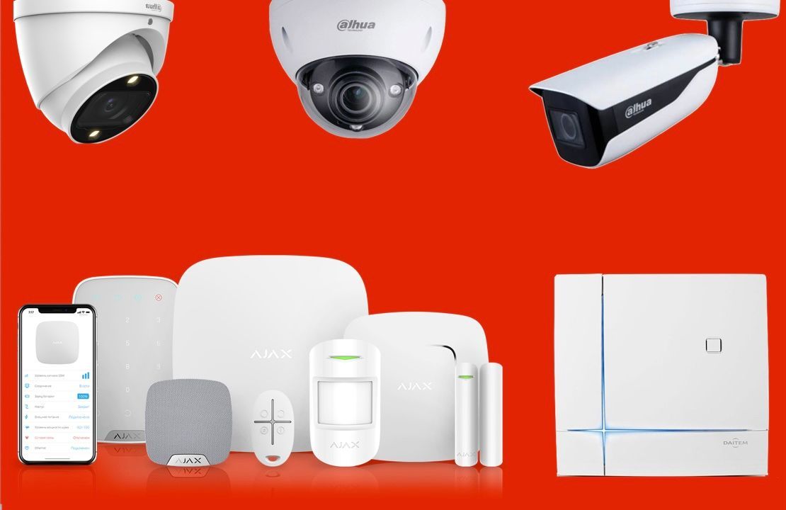 Une caméra de sécurité et un enregistreur vidéo sont sur une table en bois.