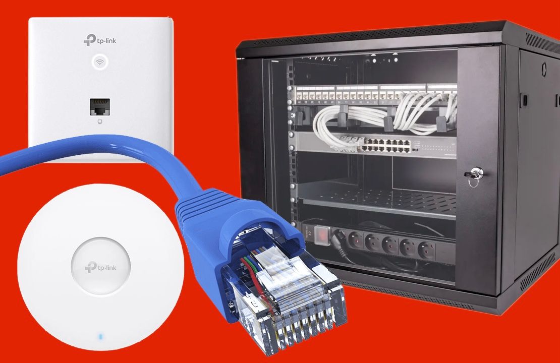 Un gros plan d'un serveur avec un tas de fils connectés à celui-ci.