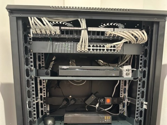 Un rack de serveur avec beaucoup de fils qui en sortent