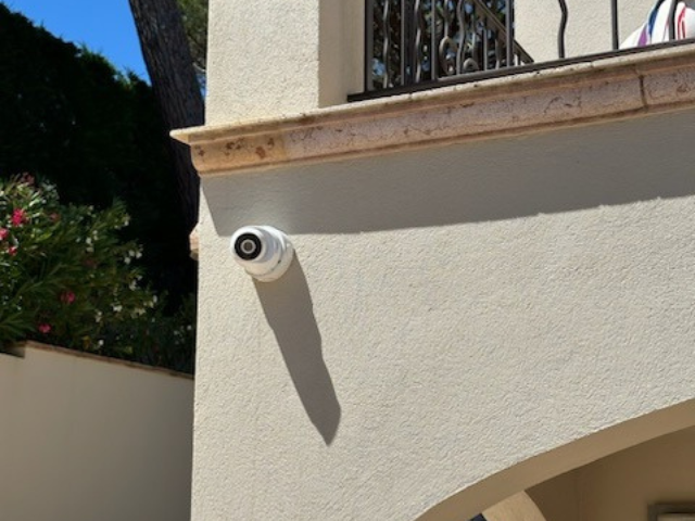 Une caméra de sécurité montée sur le côté d'un bâtiment