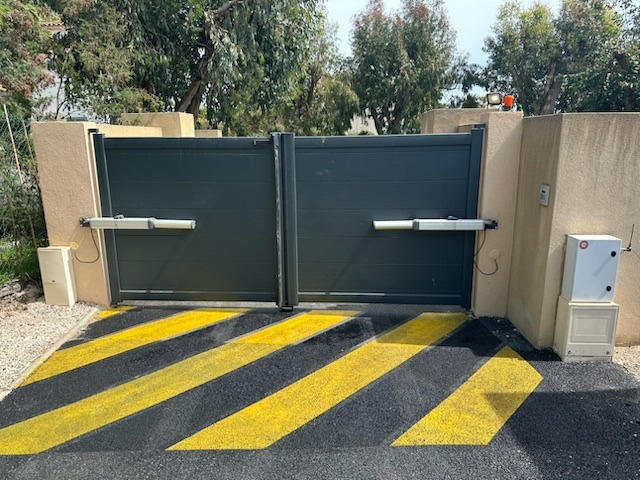 Une porte noire avec une bande jaune et noire sur le sol