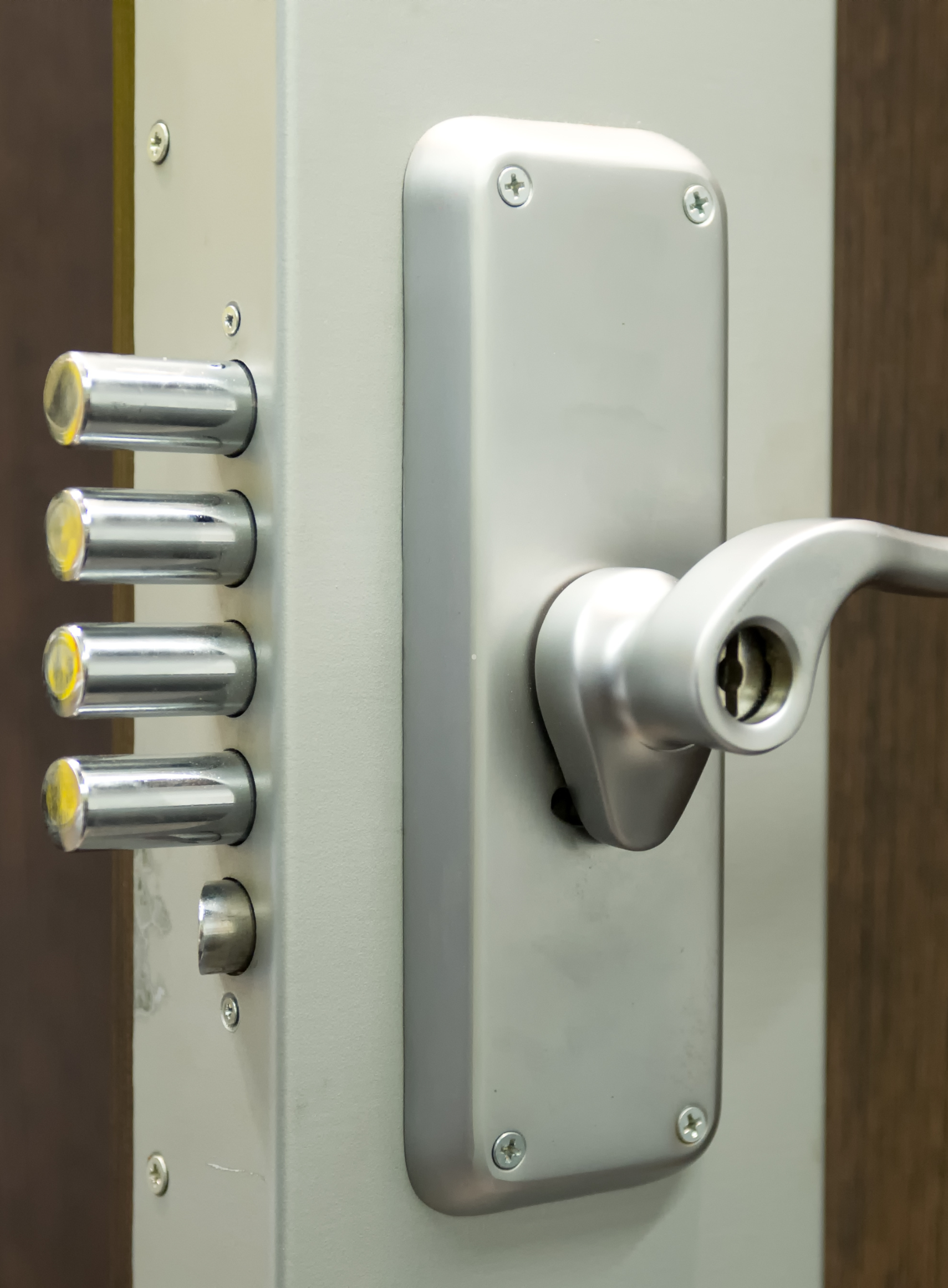 Un gros plan d'une serrure de porte avec une clé à l'intérieur